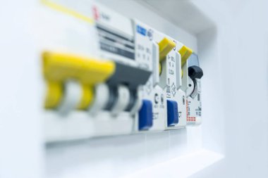 Elektrik dağıtım paneli, devre kesiciler, arta kalan akım aygıtı, arkaplan odağı.