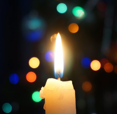 Noel ışıkları bir arka plan üzerinde yanan mum