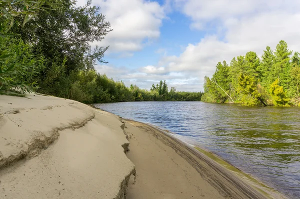 Sommer Landschaft Fluss Yagenetta weit im Norden Stockfoto