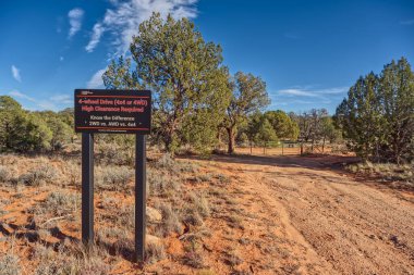 Arizona 'daki Vermilion Cliffs Ulusal Anıtı' ndaki Paria Platosu 'na uyarı işareti..
