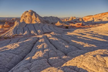 Arizona 'daki Vermilion Cliffs Ulusal Anıtı Paria Platosu' nun tepesinde Kum Taşı oluşumları.
