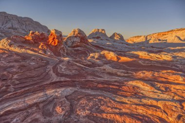 Arizona 'daki Vermilion Cliffs Ulusal Anıtı Paria Platosu' nun tepesinde Kum Taşı oluşumları.