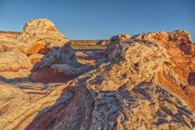 Arizona 'daki Vermilion Cliffs Ulusal Anıtı Paria Platosu' nun tepesinde Kum Taşı oluşumları.