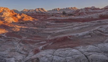 Arizona 'daki Vermilion Cliffs Ulusal Anıtı' ndaki Paria Platosu 'ndaki Ak Cepte renkli kumtaşı oluşumları.