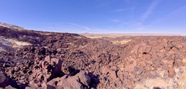 SP Krateri 'nin kuzey tarafındaki karanlık volkanik lav alanı. Flagstaff Arizona 'nın kuzeyinde..