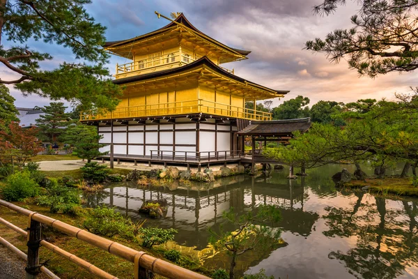 Kinkakuji храм у Кіото — стокове фото