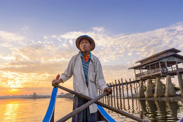 Gondolier at U-Bein Bridge — Stock Photo, Image