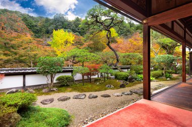 Budist tapınağı sonbahar Bahçe