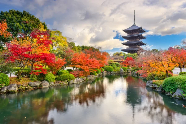 Toji pagode in het najaar — Stockfoto