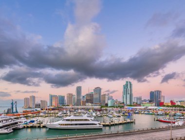 Miami, Florida, ABD Limanı ve alacakaranlıkta gökyüzü.