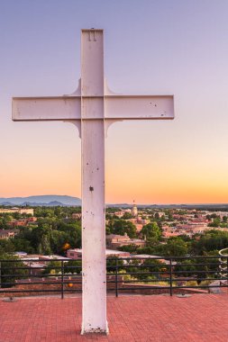 Santa Fe, New Mexico, ABD haç ve şehir merkezi alacakaranlıkta gökyüzü.