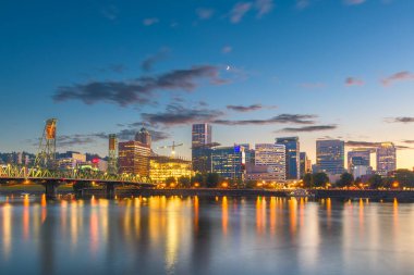 Portland, Oregon, ABD alacakaranlıkta Willamette Nehri üzerinde gökyüzü.