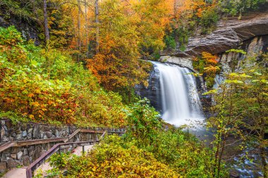 Kuzey Carolina, Pisgah Ulusal Ormanı 'nda Glass Falls' a bakıyorum..