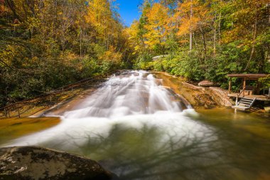 Kaygan Kaya Şelaleleri, Pisgah Ulusal Ormanı 'ndaki Looking Glass Creek' te sonbahar sezonunda ABD 'nin Kuzey Carolina kentinde..