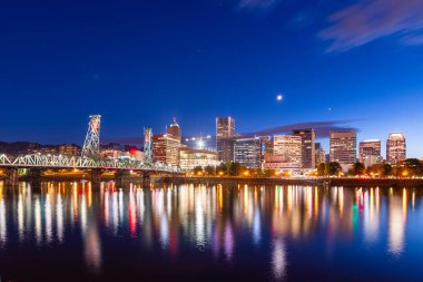 Portland, Oregon, ABD alacakaranlıkta Willamette Nehri üzerinde gökyüzü.