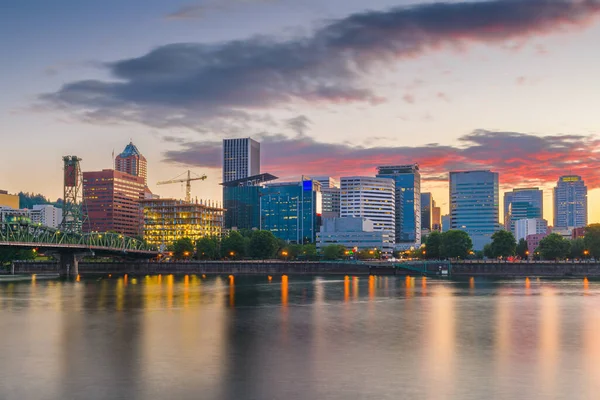 Portland, Oregon, ABD alacakaranlıkta Willamette Nehri üzerinde gökyüzü.