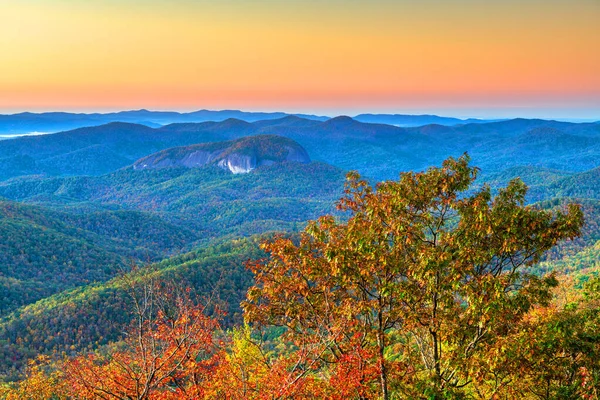 피스가 North Carolina Usa Looking Glass Rock Autumn Season Morning — 스톡 사진
