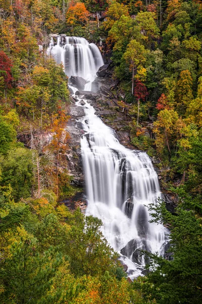 ホワイトウォーターの滝 ノースカロライナ州 アメリカ秋のシーズン中 — ストック写真