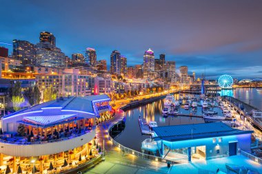 Seattle, Washington, ABD İskelesi ve alacakaranlıkta ufuk çizgisi.
