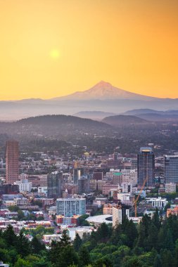 Portland, Oregon, ABD alacakaranlıkta Mt. Kapüşonlu..