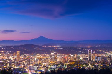 Portland, Oregon, ABD alacakaranlıkta Mt. Kapüşonlu..