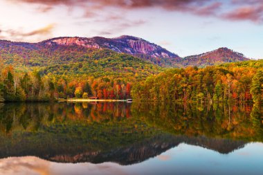 Table Rock Dağı, Pickens, Güney Carolina, ABD göl manzarası Sonbaharda alacakaranlıkta.