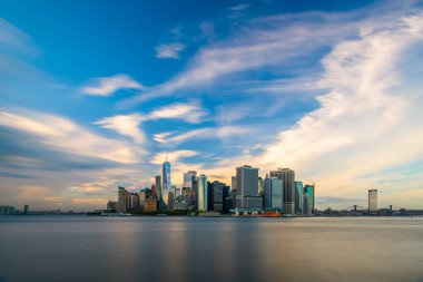 New York Şehri Manhattan şehir merkezi. Alacakaranlık vakti East River 'da..