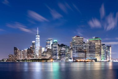 New York Şehri Manhattan şehir merkezi. Alacakaranlık vakti East River 'da..