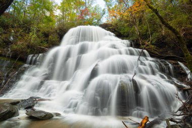 Yellow Branch Falls, Walhalla, Güney Carolina, ABD Sonbahar sezonunda.