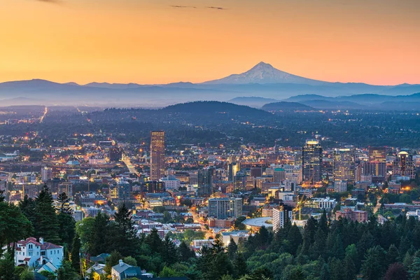 Portland Oregon Usa Skyline Der Abenddämmerung Mit Dem Haube Der — Stockfoto