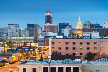 Lansing, Michigan, ABD şehir merkezi alacakaranlıkta ufuk çizgisi.