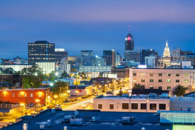 Lansing, Michigan, ABD şehir merkezi alacakaranlıkta ufuk çizgisi.