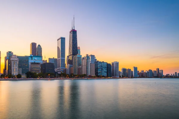 Chicago Illinois Usa Skyline Der Innenstadt Vom Michigansee Der Abenddämmerung — Stockfoto