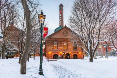 SAPPORO, JAPONYA - 17 Şubat 2017: kışın alacakaranlıkta Sapporo Bira Müzesi. Bina ilk olarak 1876 yılında Kaitakushi Bira Fabrikası olarak açıldı..