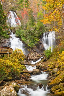 Anna Ruby Falls, Georgia, ABD Sonbaharda. 