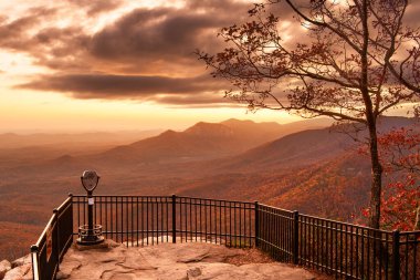 Table Rock State Park, Güney Carolina, ABD Sonbaharda gün batımında.
