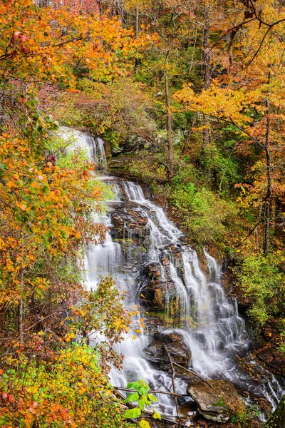 サウスカロライナ州のWalhallで秋のシーズン中のIssaqueenaの滝 — ストック写真