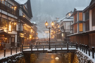 Obanazawa Ginzan Onsen, Japon kaplıcaları kar altında.