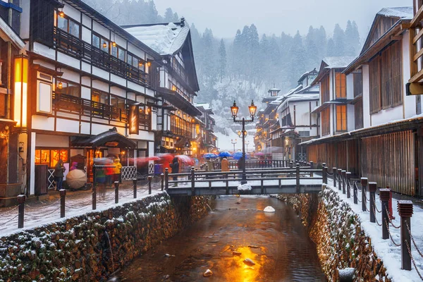 小花沢銀山温泉 日本の温泉街雪の中 — ストック写真