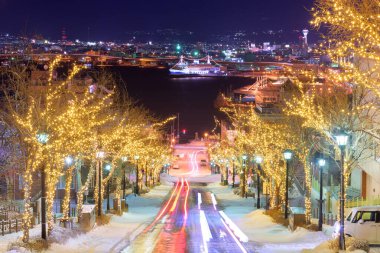 Hakodate, Hokkaido, Japonya Hachiman-zaka yamacında geceleri ışıklandırılmış tatil..
