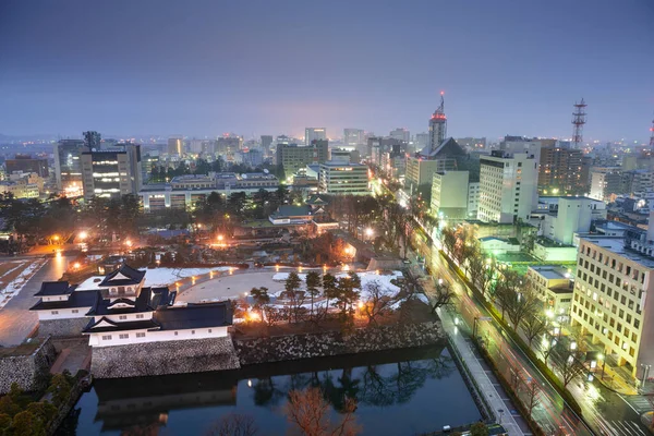 城の上の夕暮れ時の日本のダウンタウンの都市スカイライン — ストック写真