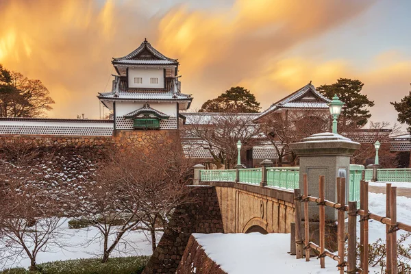 冬の夕暮れ時に金沢城で日本 — ストック写真