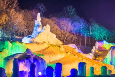 SOUNKYO, JAPONYAN - 14 Şubat 2017: Geleneksel Sounkyo Buz Sonbahar Festivali 'nde aydınlatılmış buz heykelleri.