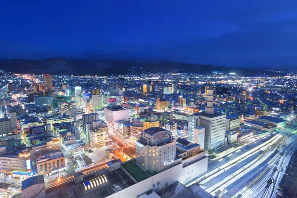 山形市冬の夕暮れ時の日本のダウンタウンのスカイライン — ストック写真