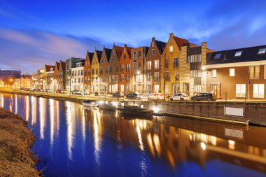 Amersfoort, Hollanda Alacakaranlıkta Vathorst bölgesinde şehir manzarası.