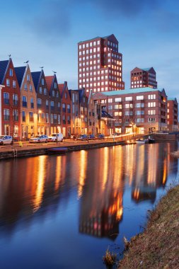 Amersfoort, Hollanda Alacakaranlıkta Vathorst bölgesinde şehir manzarası.