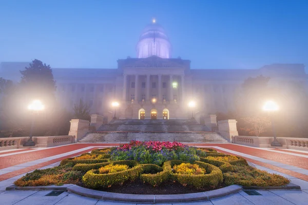 Frankfort Kentucky Con Capitolio Estatal Kentucky Una Niebla — Foto de Stock