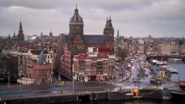 Eski Merkez Bölgesi üzerindeki Amsterdam, Hollanda şehir merkezi Aziz Nicholas Bazilikası.