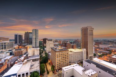 Birmingham, Alabama, ABD şehir merkezi alacakaranlıkta gökyüzü.