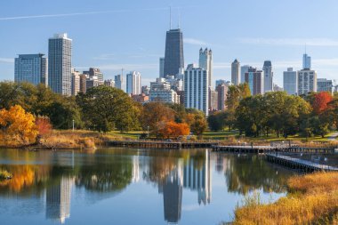 Şikago, Illinois, ABD Lincoln Park ve şehrin ufuk çizgisi ile sonbaharın başlarında.